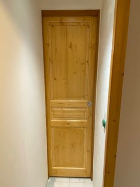 pose de porte en bois