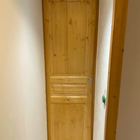 pose de porte en bois