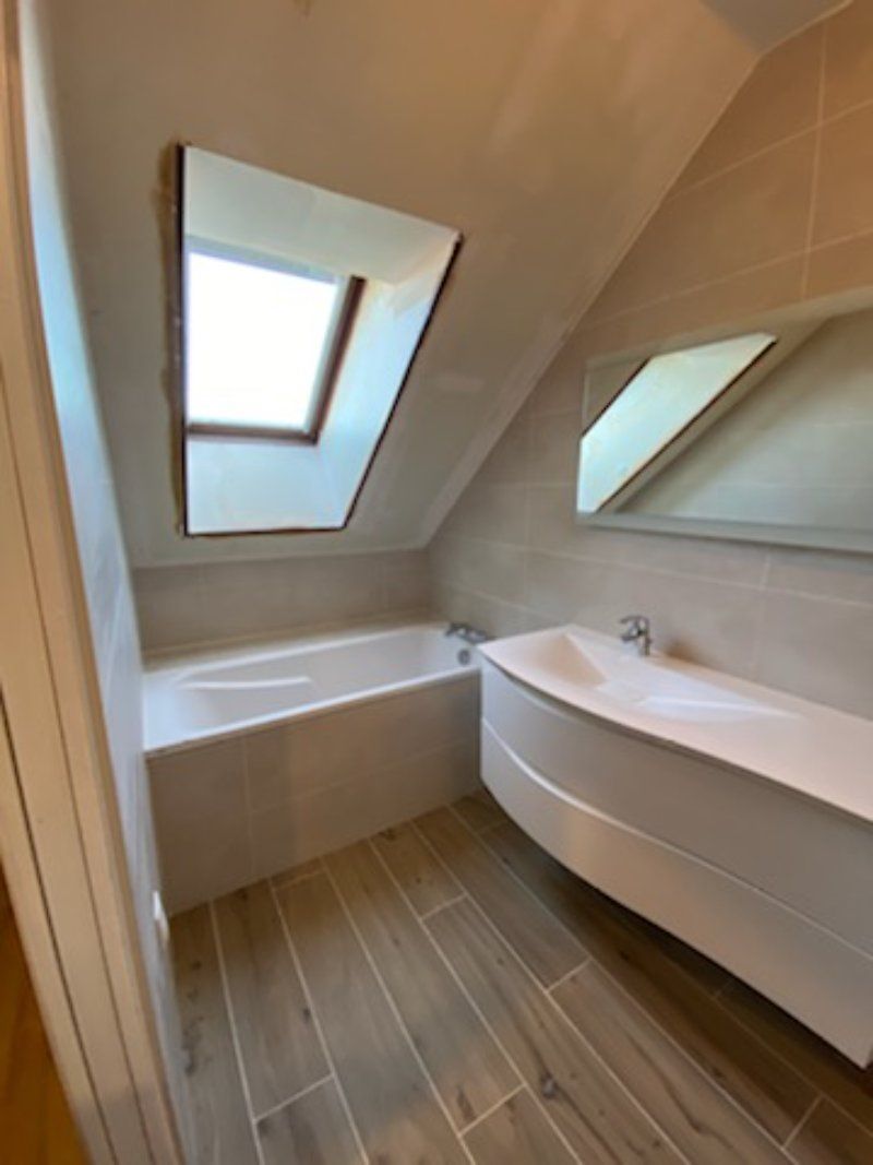 pose de fenêtre de salle de bain