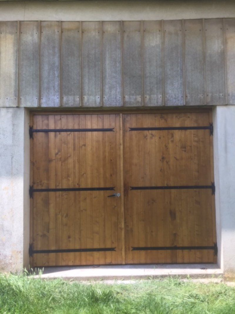 expert en installation de porte de garage en bois